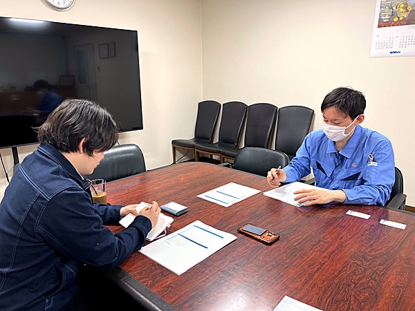 永吉係長へのインタビューの様子
