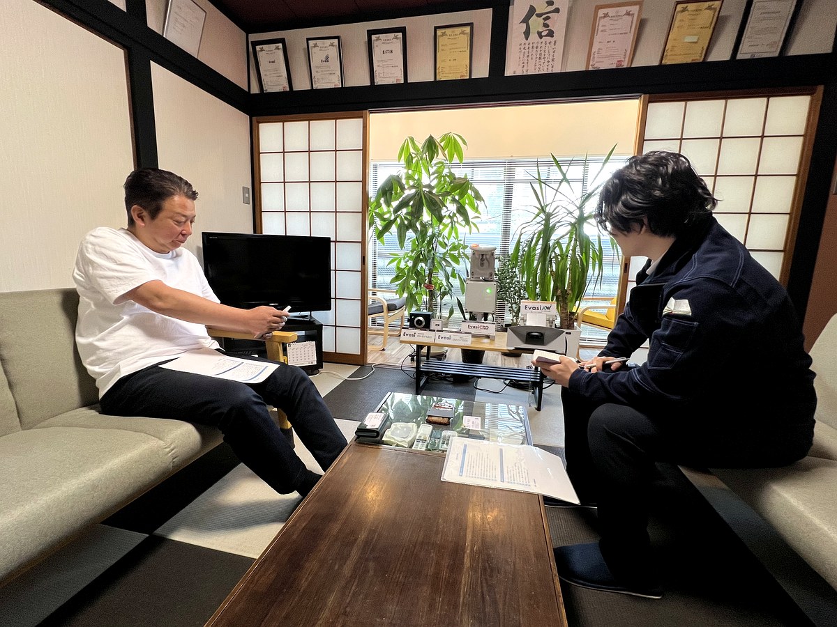 イーマキーナ株式会社 代表取締役 藤井誠さんへのインタビューの様子