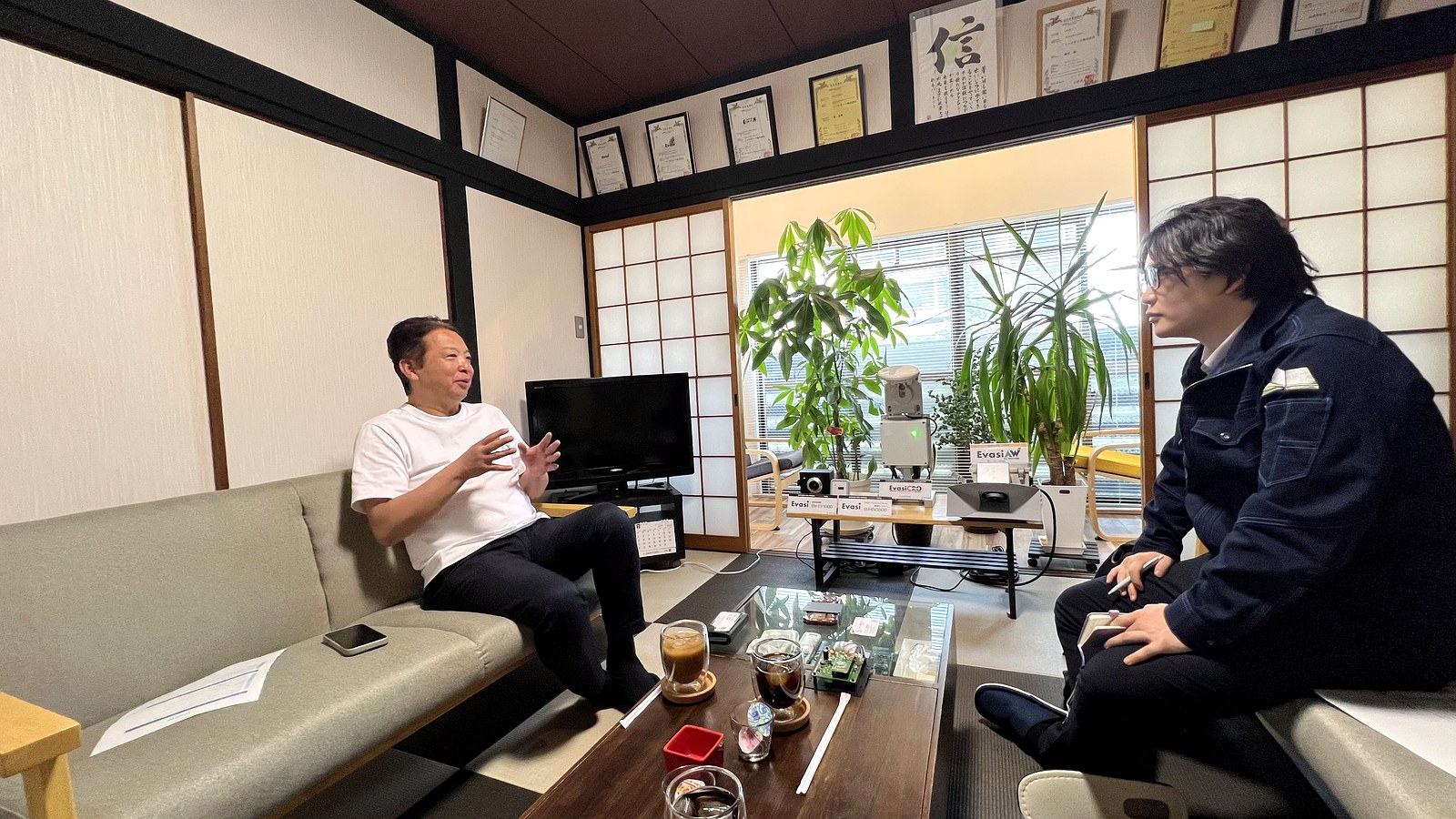 イーマキーナ株式会社 代表取締役 藤井誠さんへの取材の様子