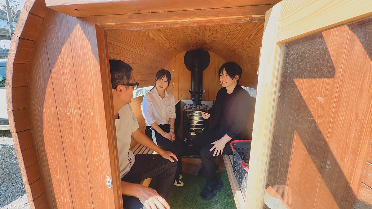 薪ストーブを備えた樽型のバレルサウナ