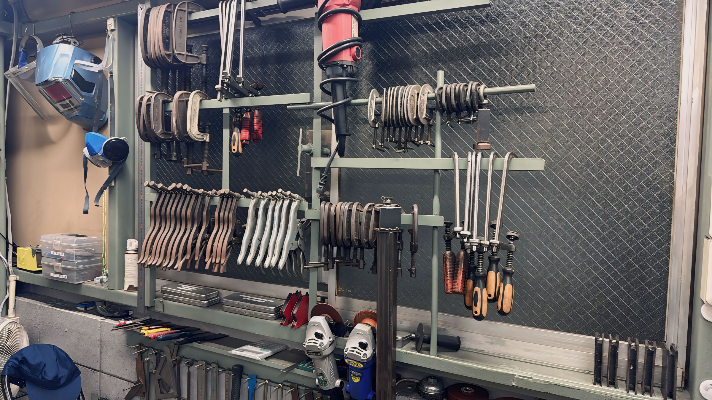 等間隔に並んだ工具はすでにそこにあったかのよう。