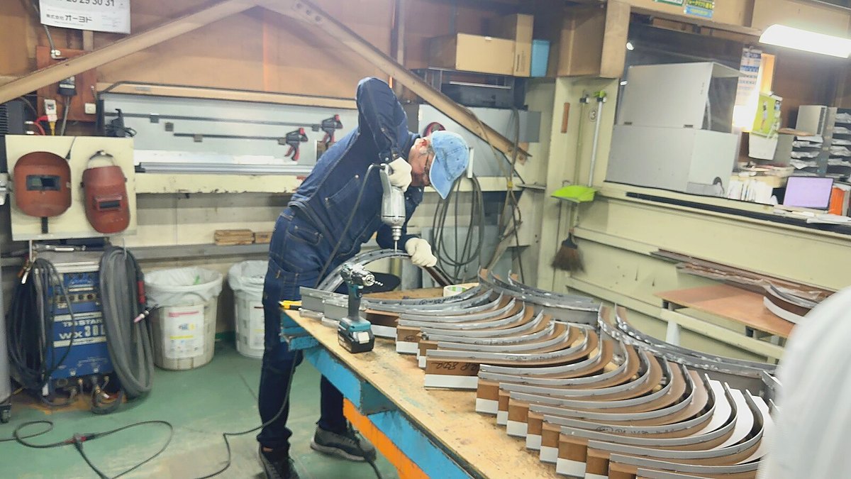 曲面を描く部材に穴をあける加工作業
