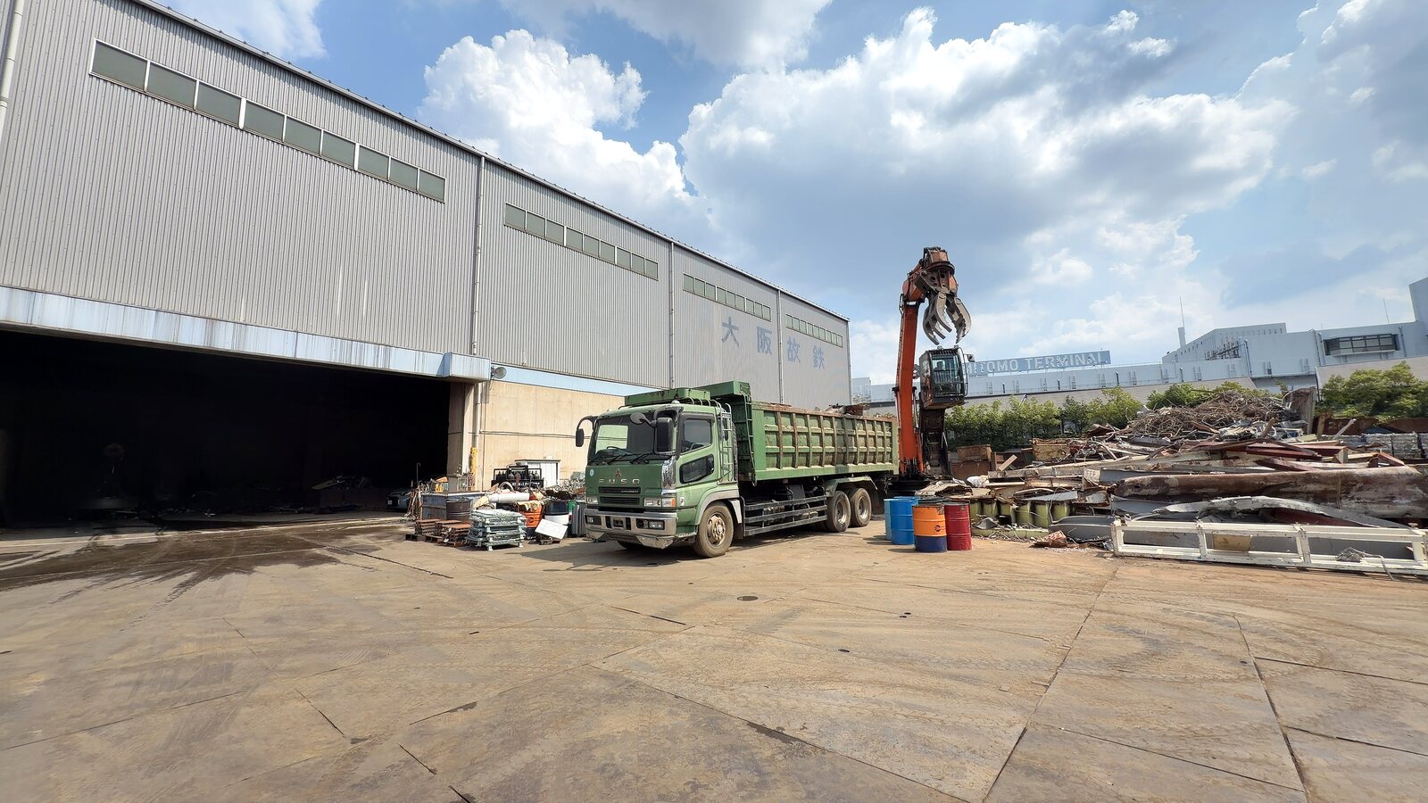 鉄スクラップを積んだトラックが出入りする大阪故鉄の本社工場