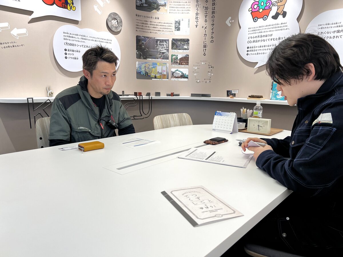 副工場長・杉本さんへのインタビューの様子