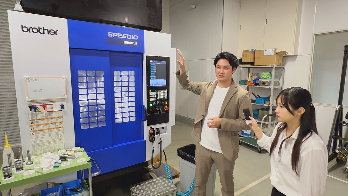 5軸加工機で試作部品を切削する様子