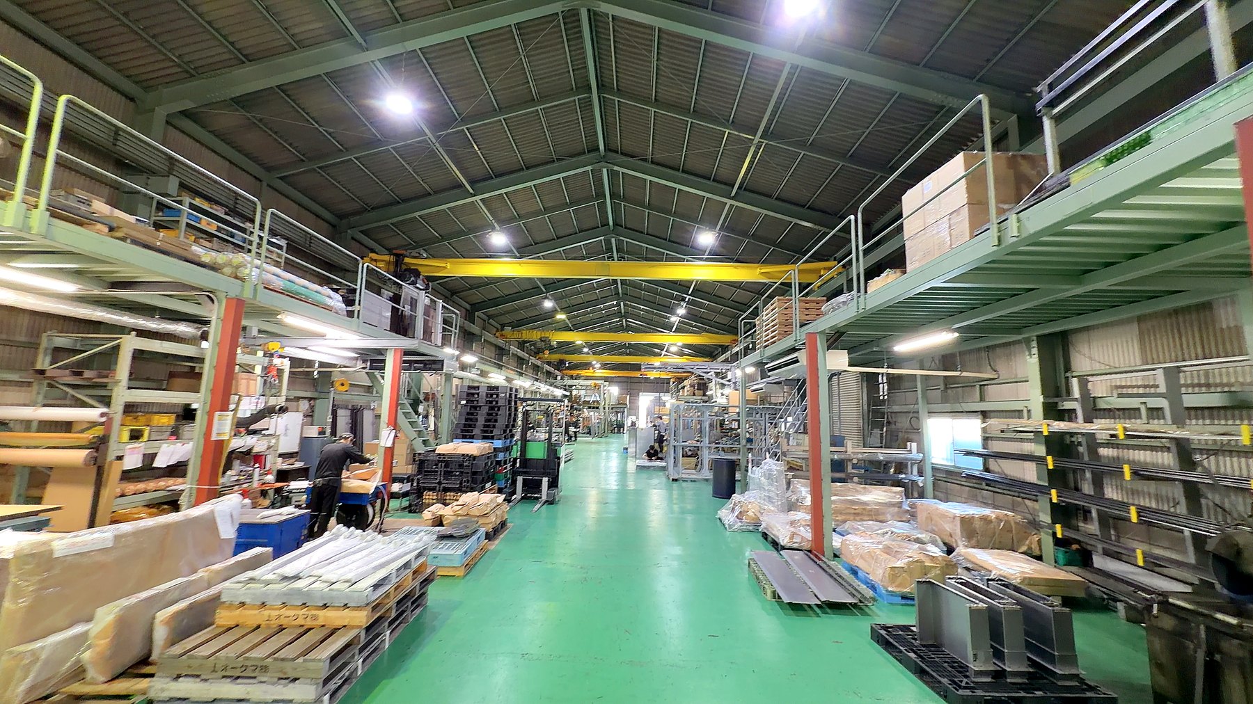 天井クレーンが走る、広々とした大阪テックの工場