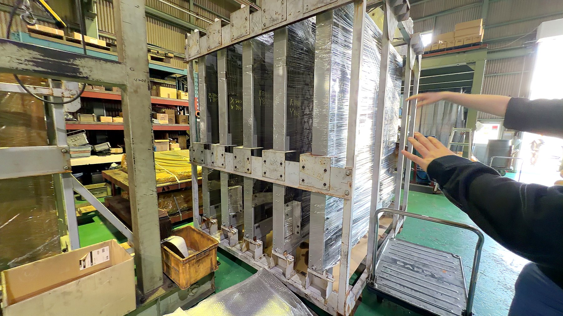 機械ごとにあつらえられ、出荷を待つテレスコカバーの数々