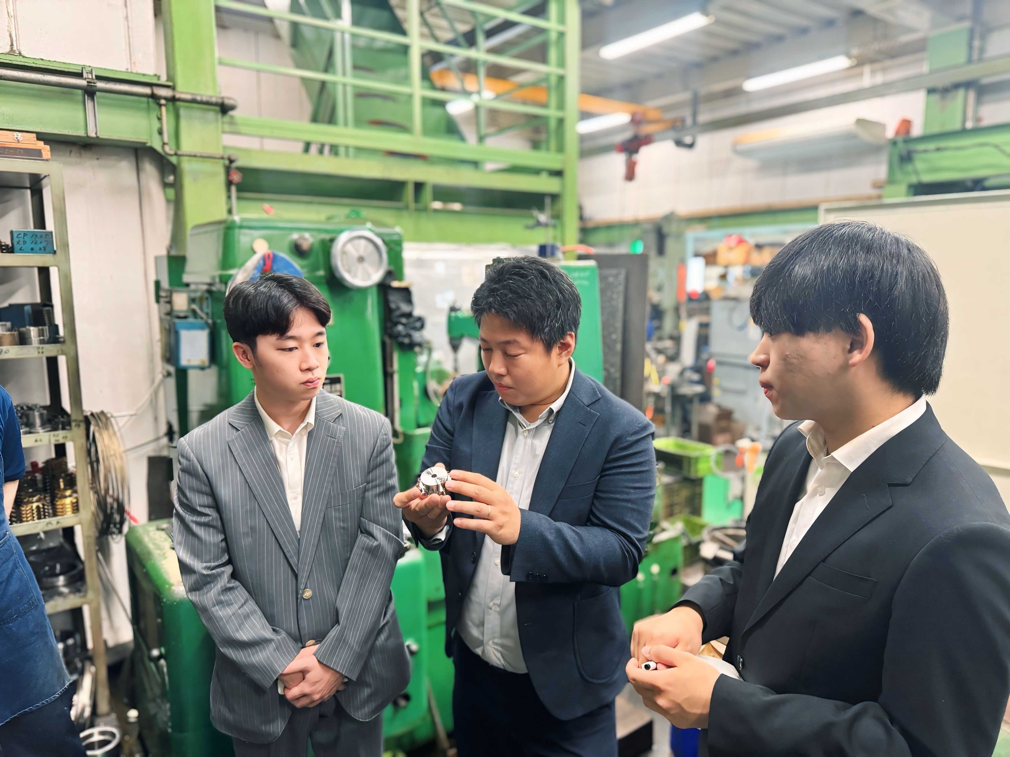 手にとって説明いただいています