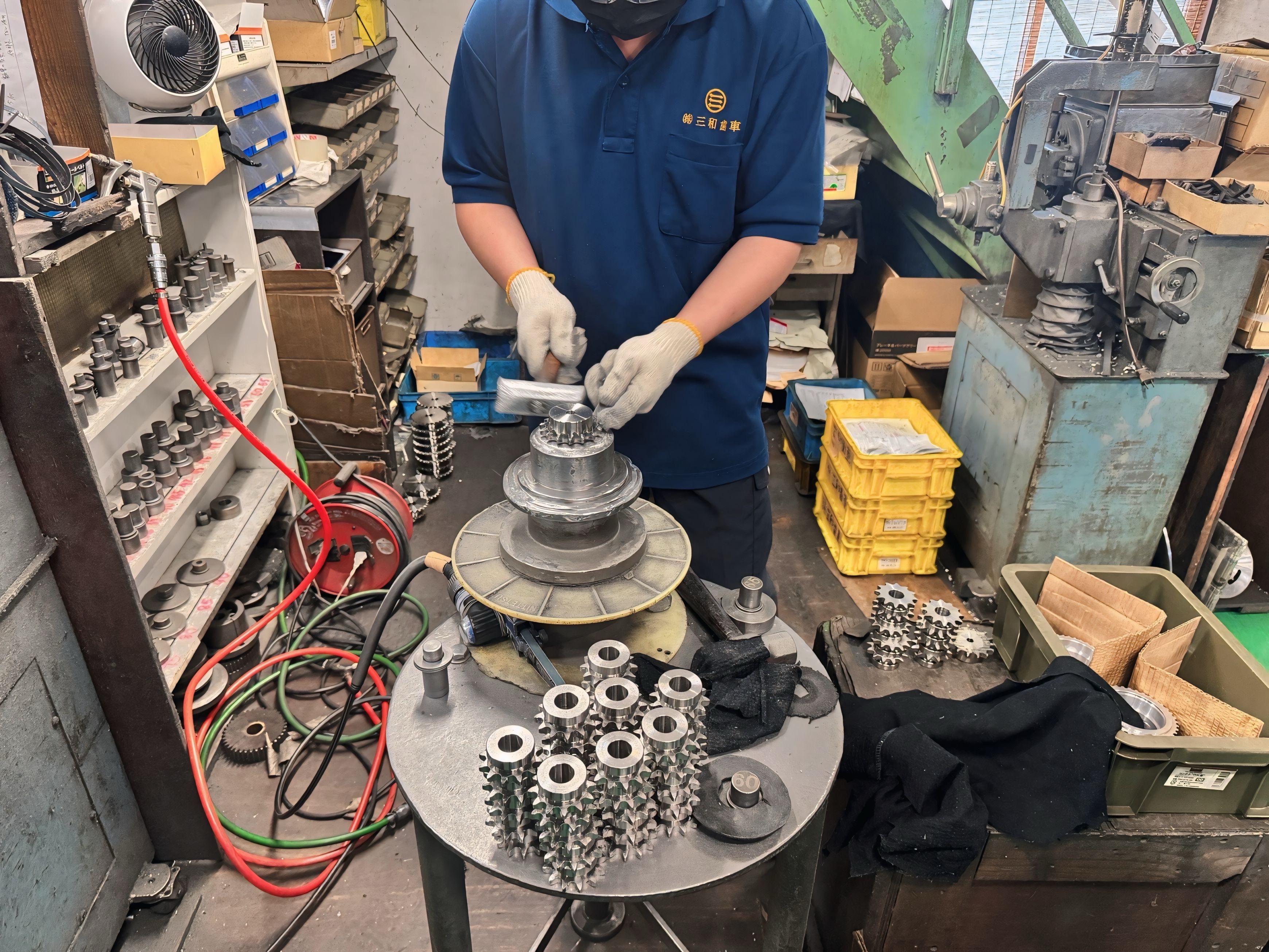 職人技によるバリ取りです