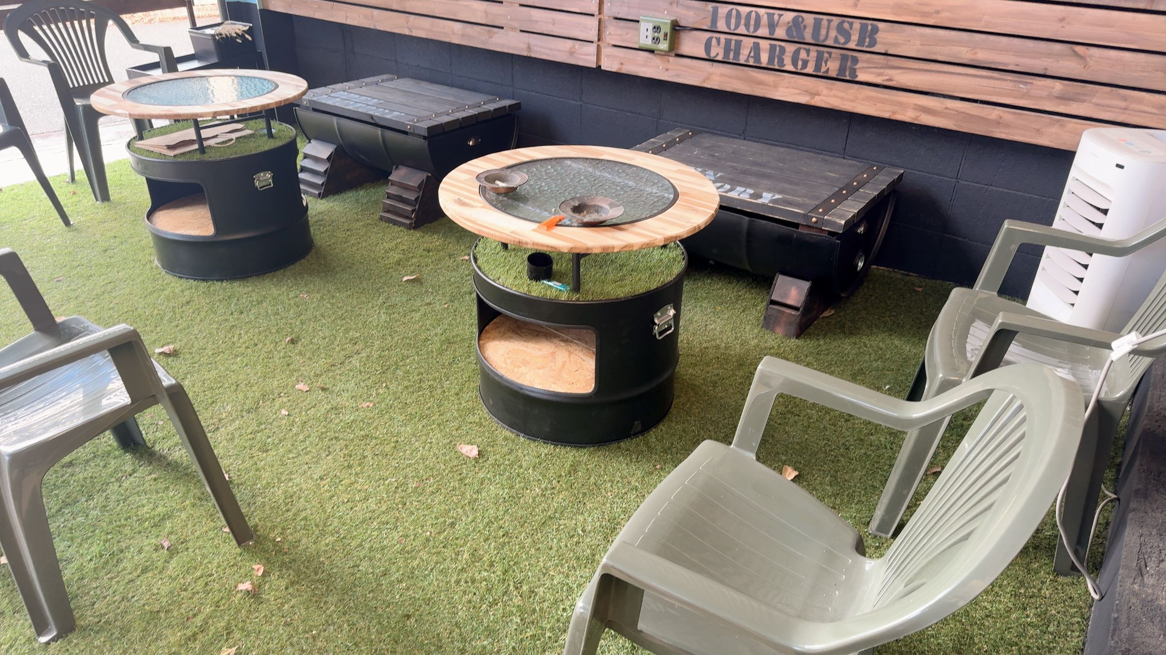 ここは喫煙所。隣で配管を作っていることを忘れそうになります。