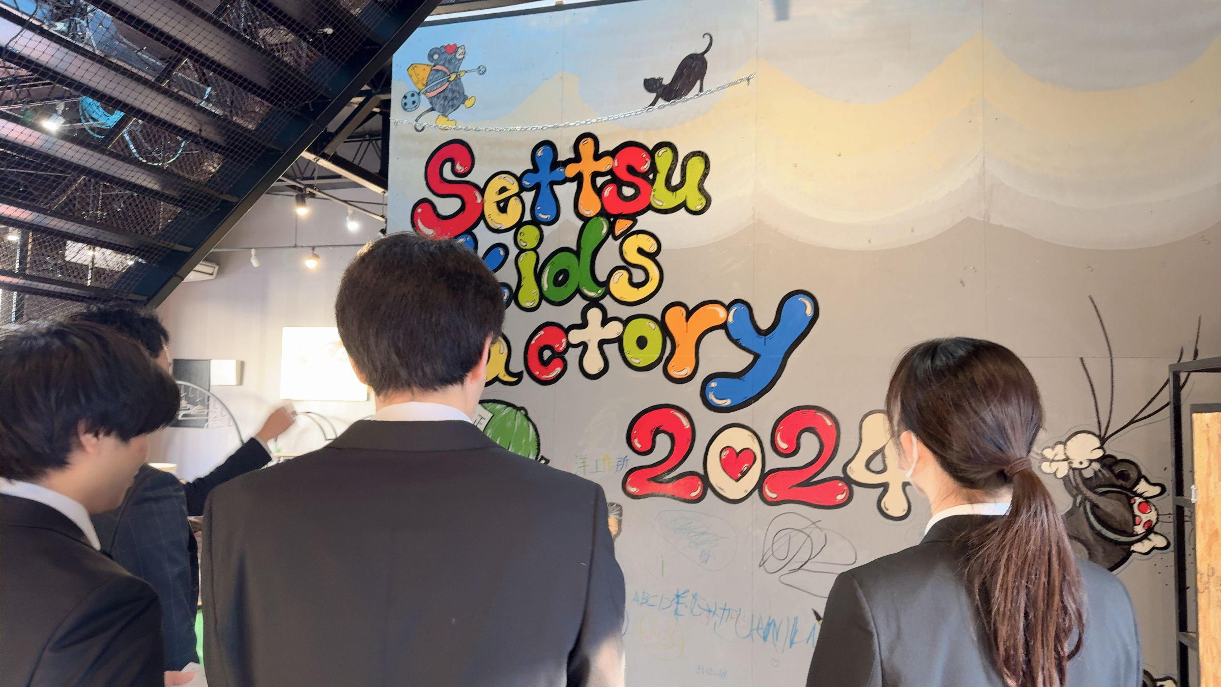 プロが描いたようなウォールアート。