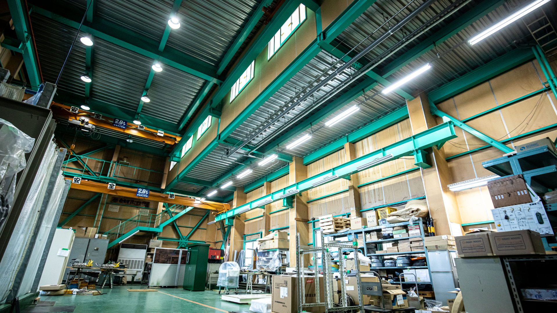 整然と迫力が両立する工場