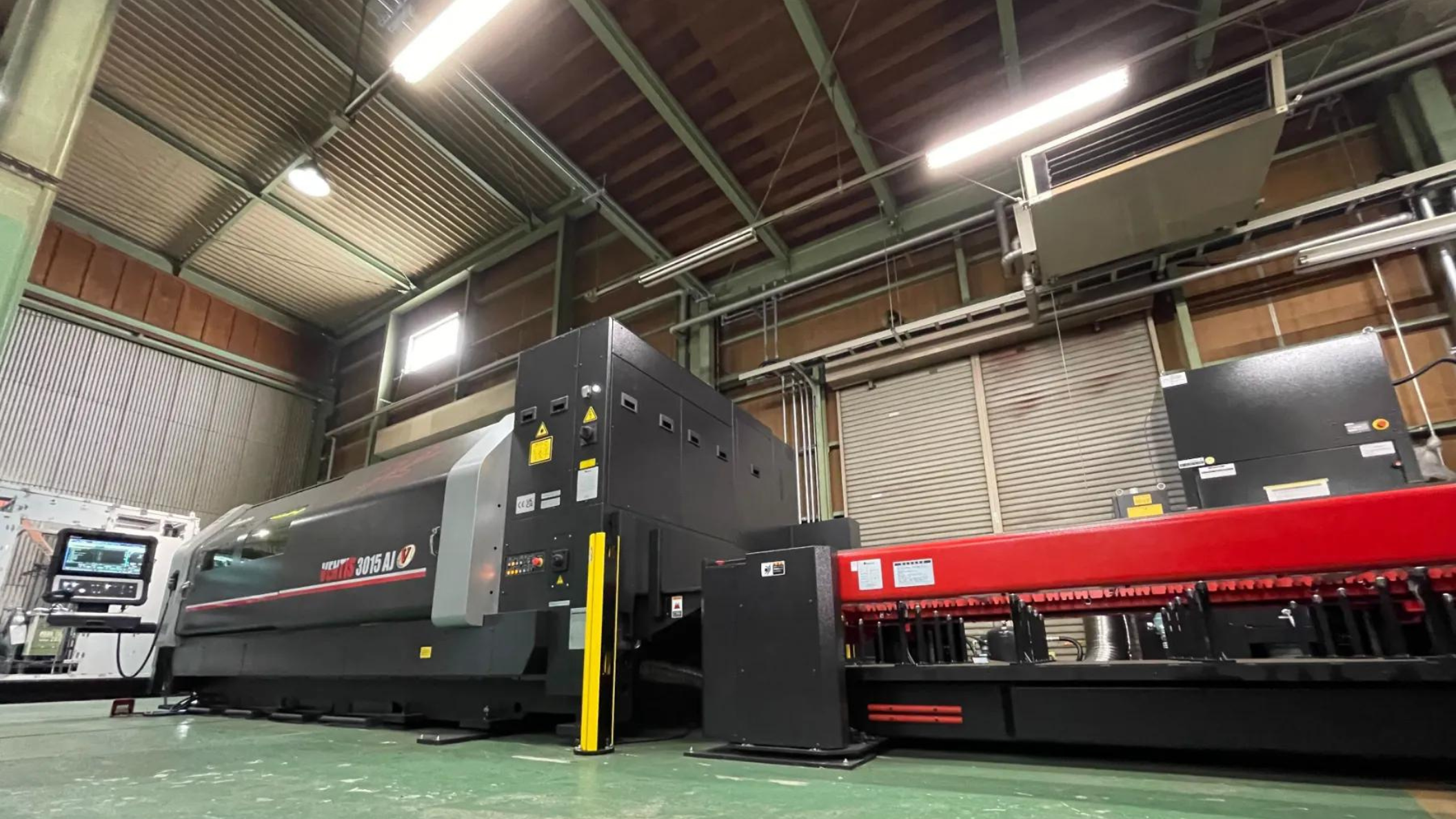 AMADA製の最新のレーザ機器です。