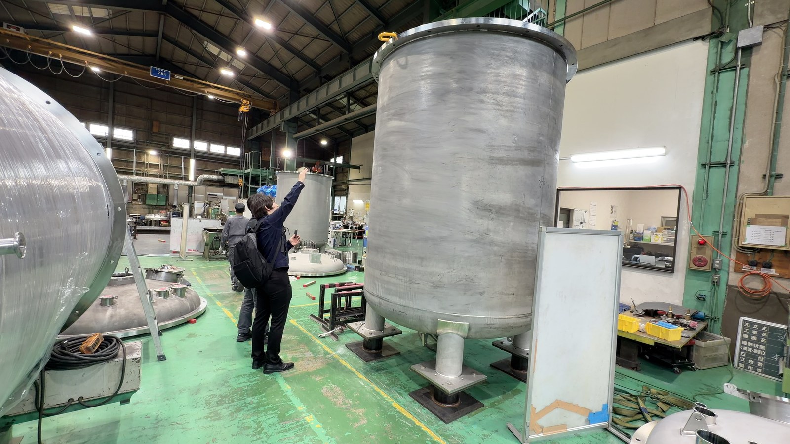 工場内に並ぶ大型のステンレス製タンク