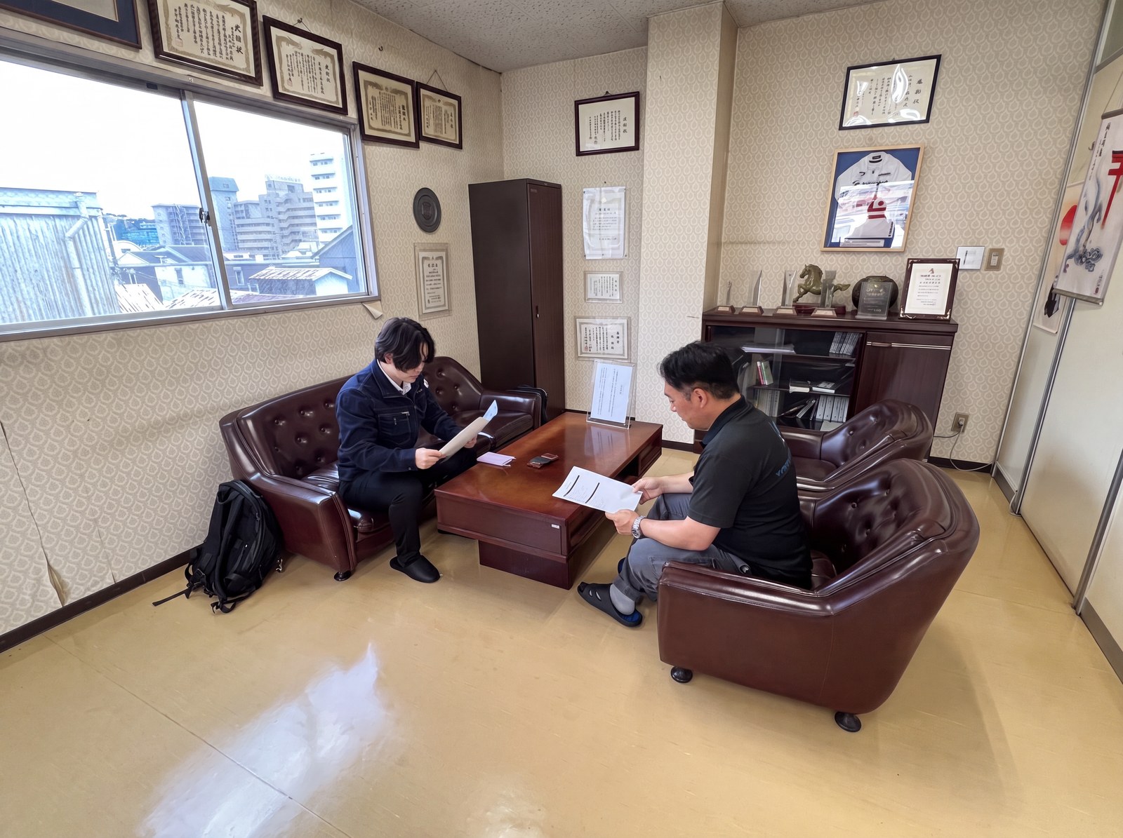 応接室で社長に取材する様子
