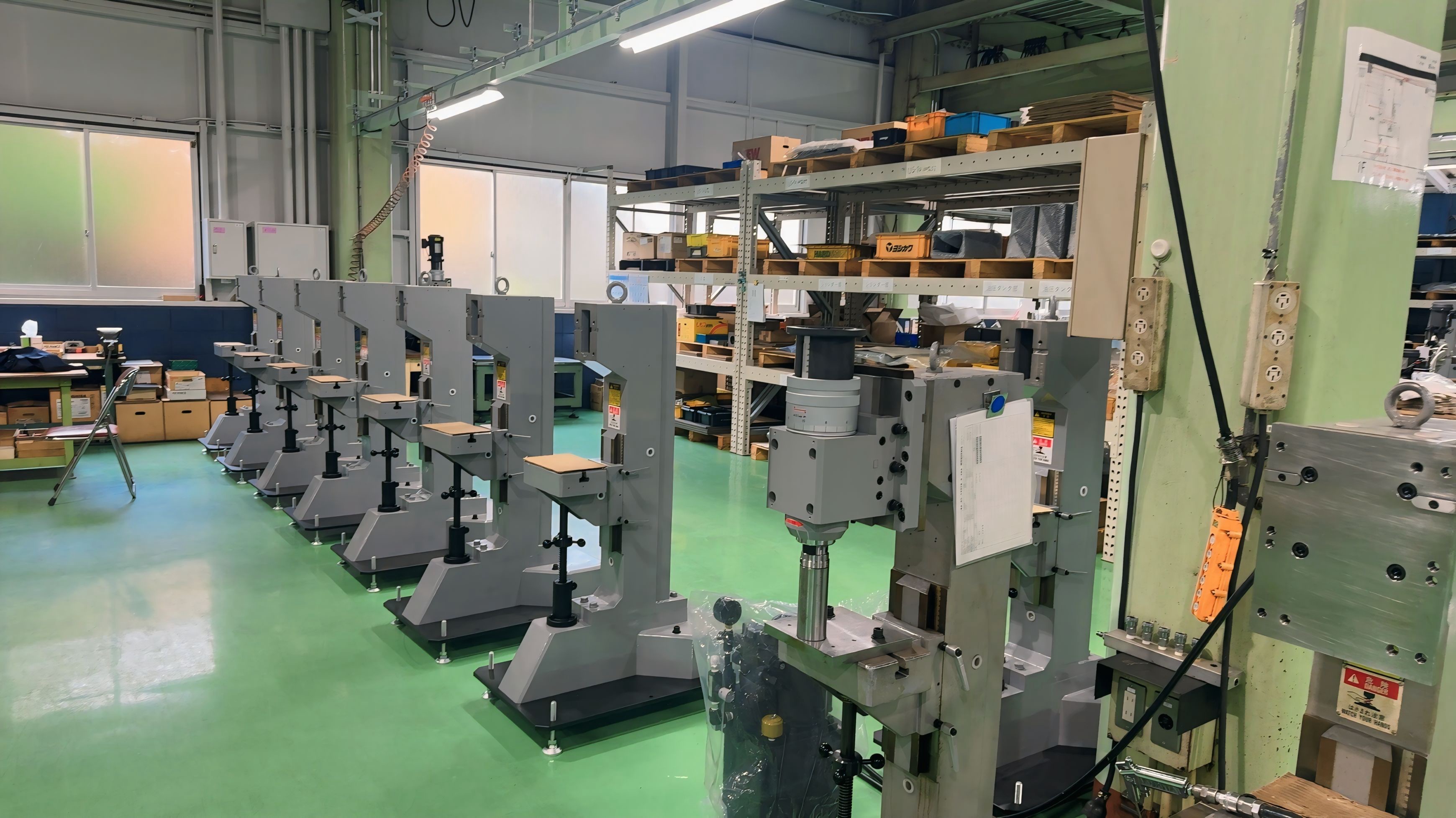 完成前のリベッティング・マシンが整然と並んでいます