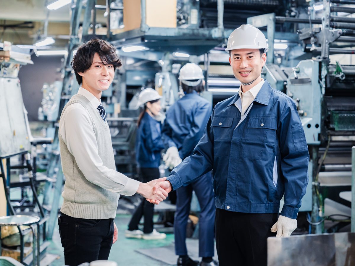 取材に訪れた学生と工場の従業員